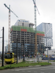 907543 Gezicht op de bouw van het World Trade Center Utrecht op het Jaarbeursplein te Utrecht, van bij het Westplein.